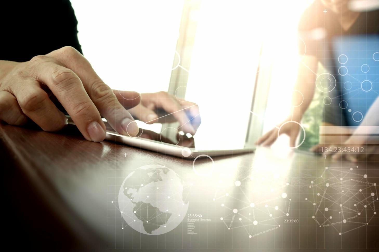 SEO-Analyse-Workspace mit Tools und Daten